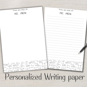 Può includere: Carta da scrivere personalizzata con bordo matematico. La carta è bianca con la scritta "From the desk of: MRS. MARTIN" in alto. Un foglio è a righe e l'altro è bianco. Una penna nera è appoggiata sul foglio a righe.