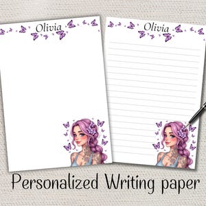 Peut inclure: Deux feuilles de papier à lettres blanc personnalisé avec le nom "Olivia" en haut, décorées de papillons violets. Un stylo repose sur la feuille lignée. Le bas de chaque feuille présente une illustration de dessin animé d'une femme aux cheveux violets et aux accents de papillons.