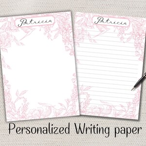 Peut inclure: Deux feuilles de papier à lettres personnalisées avec le nom "Patricia" en écriture cursive. Le papier a une bordure florale rose et une feuille lignée assortie. Un stylo noir repose sur la feuille lignée. Le texte "Personalized Writing paper" est en bas.