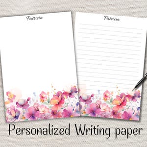 Peut inclure: Deux feuilles de papier à lettres personnalisées avec le nom "Patricia" en haut. Le bas de chaque feuille présente un motif floral à l'aquarelle dans les tons roses, violets et jaunes. Une feuille est lignée, l'autre est vierge.