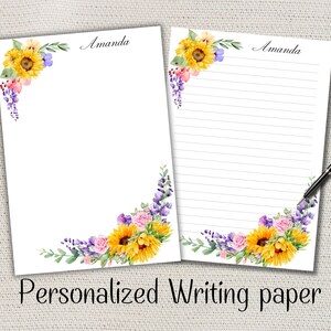 Peut inclure: Deux feuilles de papier à lettres personnalisées avec des motifs floraux à l'aquarelle. L'une est vierge, l'autre lignée. Les deux ont un motif de coin de tournesol, de lavande et de rose. Le nom "Amanda" est écrit en haut.