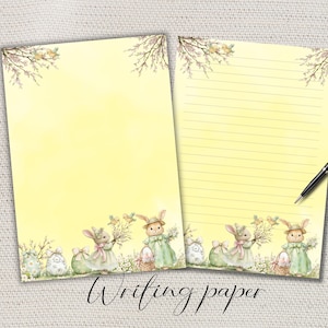 Pode incluir: Duas folhas de papel de escrita amarelo com tema de Páscoa. Os cantos superiores apresentam ramos florais, e a borda inferior tem ilustrações de coelhinhos, ovos e cestas de Páscoa. Uma caneta preta repousa sobre a folha pautada. As palavras "Writing paper" estão escritas em itálico.