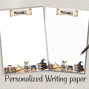 Peut inclure: Deux feuilles de papier à lettres personnalisées avec le nom "MICHAEL" en haut. La bordure inférieure présente des illustrations à l'aquarelle d'une malle, de parchemins, d'un hibou, d'un chaudron, de livres et d'un chapeau de sorcier. Le texte "Personalized Writing paper" est en bas.