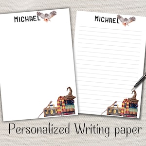 Op de afbeelding: Twee vellen gepersonaliseerd briefpapier met de naam "MICHAEL" bovenaan en een aquarel uil illustratie. De onderkant van het papier heeft een tovenaars thema ontwerp met een hoed, boeken en een toverstaf. De tekst "Personalized Writing paper" staat onderaan.