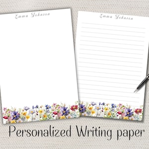 Peut inclure: Deux feuilles de papier à lettres blanc personnalisé avec le nom "Emma Johnson" en haut. L'une est vierge, l'autre lignée. Les deux ont une bordure florale colorée en bas. Un stylo noir repose sur la feuille lignée. Le texte "Personalized Writing paper" est en bas.