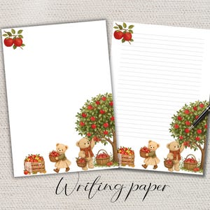 Può includere: Due fogli di carta da lettere bianca, uno vuoto e uno a righe, con illustrazioni di orsetti che raccolgono mele rosse da alberi e cassette di legno. Una penna nera è appoggiata in diagonale sul foglio a righe.