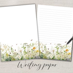 Op de afbeelding: Twee vellen wit schrijfpapier met een bloemenrand met madeliefjes, wilde bloemen en vlinders. Eén vel is gelijnd, de andere is blanco. Een zwarte pen ligt op het gelijnde vel. De tekst "Writing paper" staat onderaan.