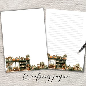 Può includere: Due fogli di carta da lettere bianca con un'illustrazione decorativa sul fondo che mostra uno scaffale in legno verde scuro pieno di barattoli, zucche e libri. Un foglio è vuoto, l'altro ha linee orizzontali per scrivere con una penna nera.