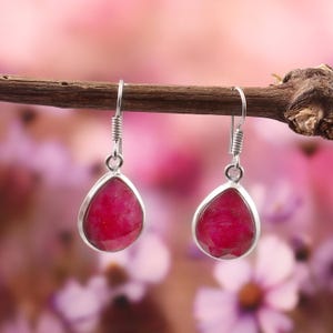 Orecchino con rubino, orecchino fatto a mano, orecchino con gemma rossa, orecchino in argento sterling, regalo per lei, orecchino da donna, regalo di compleanno