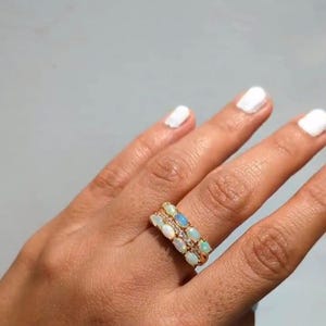 Opal Ehering Opal Halb Eternity Ring 14K gold Opalring Zierlicher Opalring minimalistischer Weißer Opalring Stapelring Geschenk für Ihn