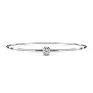 Puede incluir: Una delicada pulsera de plata con un único diamante redondo y transparente en el centro. La pulsera tiene un diseño sencillo y elegante, perfecto para el uso diario. El diamante tiene aproximadamente 0,6 cm de diámetro.