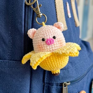 Banangris Virkmönster i PDF-format - Rolig amigurumi-handledning för virkad gris - Virkmönster för söt väska - Virkad nyckelring med sött djur