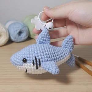 Wzór na szydełkowego rekina w formacie PDF - Łatwy szydełkowy brelok do torebki w kształcie rekina Amigurumi - Jak szydełkować uroczego rekina - Szydełkowe urocze zwierzątko