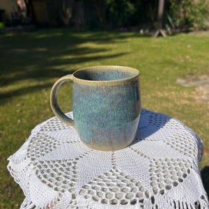 handgefertigte gedrehte Keramiktasse (300 ml) in grün-blau (Artikelnummer 6a)