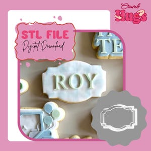 Puede incluir: Imagen rosa y blanca con el texto "STL FILE Digital Download". La imagen presenta galletas decoradas, incluida una con el nombre "ROY" en letras verde claro. También se ve un cortador de galletas.