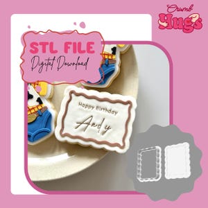Op de afbeelding: Een digitale downloadbestand voor een STL-bestand. De afbeelding toont versierde koekjes met een cowboythema en de tekst "Happy Birthday Andy". De koekjes liggen op een wit bord met een roze achtergrond.