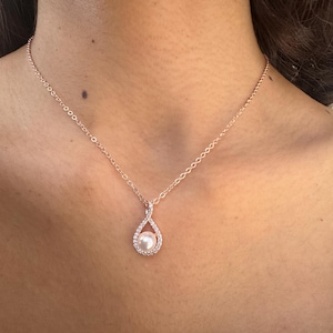 Happy Birthday Damen Rose Gold Halskette mit Cubic Zirkonia Teardrop Umriss und Süßwasserperle, Geschenk für Sie, Charm Halskette, Tägliche tragen