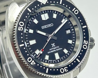 Vintage Seiko Prospex Dive Automatic Movement With Date Indicator Black Dial Rotating Bazzel Men's Wrist Watch With Stainless Steel Band.