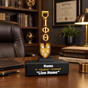 Estatua 3D de Iota Phi Theta: Decoración de escritorio personalizada con pala marrón y dorada