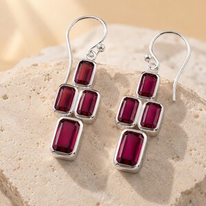 Pendientes colgantes de rubí natural, pendientes de rubí de plata de ley 925, pendientes de gema talla esmeralda, regalo hecho a mano para ella.