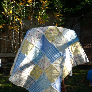 Vintage-geïnspireerde patchwork babyquilt – Handgemaakte lappenquilt voor kinderkamer of huisdecoratie