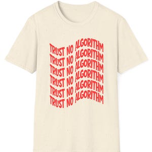 Op de afbeelding: Crèmekleurig T-shirt met de rode tekst "TRUST NO ALGORITHM" herhaald in een golvend patroon. Het shirt met korte mouwen is gemaakt van zacht materiaal en heeft een ronde hals.