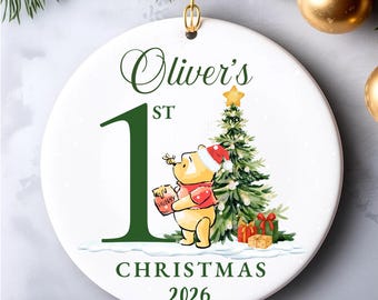 Decorazione natalizia personalizzata di Winnie the Pooh – Per il 1°, 2°, 3°, 4° o 5° compleanno del bambino. Un classico ricordo di Pooh per il primo Natale del bambino (2026).