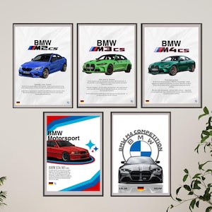 Puede incluir: Cinco carteles enmarcados con coches BMW. Los carteles muestran los modelos BMW M2CS, M3 CS, M4CS, BMW Motorsport E36 M3 y BMW M4 Competition. Cada cartel tiene el logotipo de BMW y el nombre del modelo del coche. Los carteles están colgados en una pared blanca.