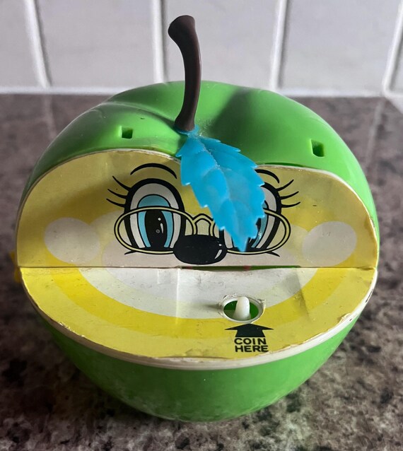 Ancienne Tirelire En Bois FMF – Forme De Pomme Avec Asticot