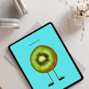 Biglietto d'auguri divertente A6 "Kiwi prima delle preoccupazioni", biglietto stampabile con meme - Saluto con citazione di frutta - Vibrazioni positive, biglietto d'auguri per ufficio senza stress - Download digitale in PDF