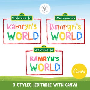 Puede incluir: Tres letreros coloridos con el texto "Welcome to Kamryn's World" en varios estilos. Los letreros tienen un borde rojo y están sobre un fondo de cielo azul y hierba verde. El texto "3 Styles | Editable with Canva" está en la parte inferior.