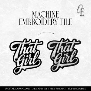 Könnte beinhalten: Eine digitale Maschinenstickdatei mit dem Schriftzug "That Girl" in einer eleganten Schreibschrift. Das Design wird in zwei Versionen gezeigt: als Schwarz-Weiß-Umriss und mit einem strukturierten, genähten Effekt. Der Text "MACHINE EMBROIDERY FILE" steht oben.