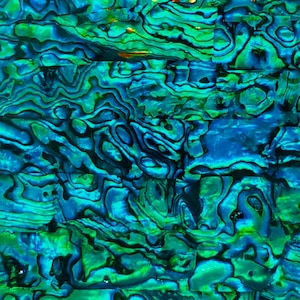 Peut inclure: Gros plan abstrait d'une surface avec un motif tourbillonnant dans les tons de bleu et de vert. Le design ressemble au lustre irisé de la coquille d'ormeau, avec un arrangement en mosaïque de segments rectangulaires.