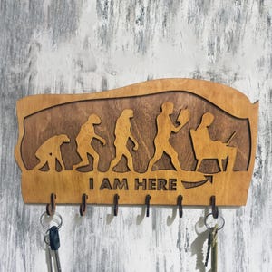 Evolution-sleutelhouder met haken – gepersonaliseerde &quot;I Am Here&quot;-wandopberger – lasergesneden houten geekcadeau voor mannen Kantoorinrichting