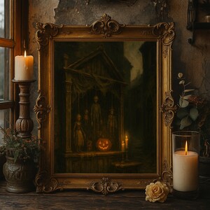 Può includere: Un dipinto incorniciato in una cornice dorata ornata raffigura una scena spettrale di Halloween. Il dipinto presenta una zucca intagliata, figure sospese e uno sfondo scuro e suggestivo. Candele accese e una rosa creano un'atmosfera gotica.