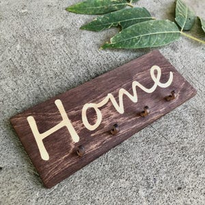Personalized Key Holder for Wall – Small Wooden Key Rack with 4 Hooks – Custom Home Sign – Entryway Organizer Gift for Couples