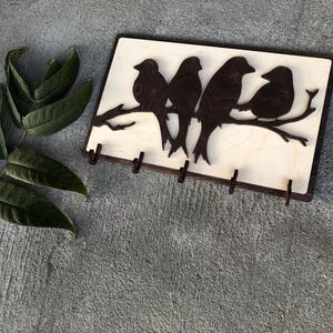 Bird Key Holder – Wooden Wall Hook Rack for Keys – Rustic Entryway Organizer – Nature Decor – Handmade Bird Family Housewarming Gift