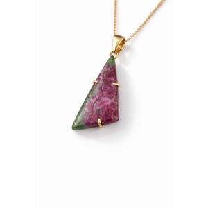 Dreieckiger Rubin-Zoisit-Anhänger, vergoldete Edelsteinkette, Boho-Statement-Schmuck