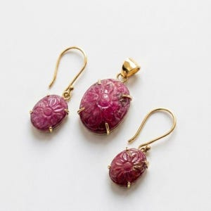 Conjunto de joyas florales de rubí tallado, collar con colgante y pendientes de oro de 14k con gema tallada a mano.