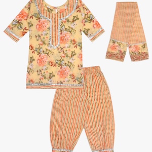 K&ouml;nnte beinhalten: Ein dreiteiliges Outfit mit floralem Druck in Gelb, Orange und Gr&uuml;n. Das Set beinhaltet ein kurz&auml;rmeliges Oberteil, eine gestreifte Hose und einen passenden Schal. Oberteil und Schal haben ein Blumenmuster, w&auml;hrend die Hose vertikale Streifen hat.