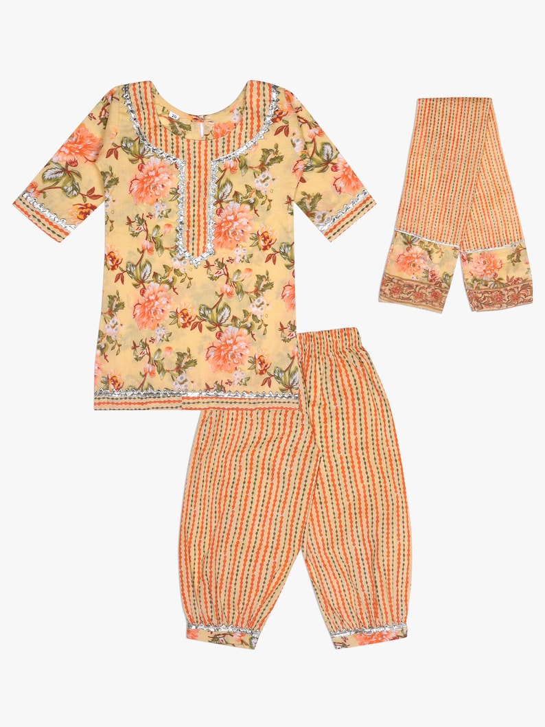 K&ouml;nnte beinhalten: Ein dreiteiliges Outfit mit floralem Druck in Gelb, Orange und Gr&uuml;n. Das Set beinhaltet ein kurz&auml;rmeliges Oberteil, eine gestreifte Hose und einen passenden Schal. Oberteil und Schal haben ein Blumenmuster, w&auml;hrend die Hose vertikale Streifen hat.