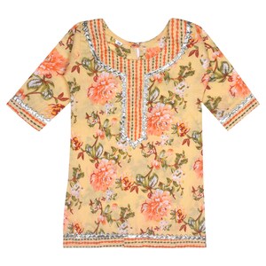 K&ouml;nnte beinhalten: Ein gelbes Oberteil mit floralem Druck und kurzen &Auml;rmeln. Das Oberteil hat ein gro&szlig;es Blumenmuster in Pfirsich- und Gr&uuml;nt&ouml;nen. Der Ausschnitt und die &Auml;rmelr&auml;nder sind mit silbernen Metallic-Akzenten verziert. Das Oberteil hat einen runden Ausschnitt und ein vertikales Streifendesign.