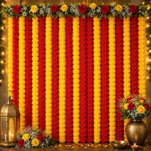 Puede incluir: Un telón de fondo decorativo con rayas verticales de flores de caléndula rojas y amarillas. El borde superior está adornado con una guirnalda de rosas rojas, rosas amarillas y paniculata blanca. Un farol de metal y un arreglo floral se sitúan debajo.