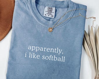 Comfort Colors® Anscheinend mag ich Softball Shirt, Softball Liebhaber Shirt, Softball Spieler Shirt, lustiger Softball Fan, Softball Saison Shirt