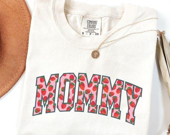 Maglietta per la mamma a tema fragola Comfort Colors, maglietta per il primo compleanno a tema bacca, maglietta per il primo compleanno a tema fragola, regali per neomamme, simpatica maglietta a tema fragola per la mamma