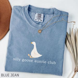 Comfort Colors® Silly Goose Auntie Shirt, Pregnancy Announcement Gift for Aunt Pregnancy Reveal to Aunt, Cool Aunts Tee, Cute Auntie Shirts