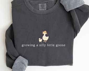 Komfortfarben, die eine dumme kleine Gans wachsen Sweatshirt, Schwangerschaftansagegeschenk, schwangerer Pullover, Geschenk für die Erwartung, Babypartygeschenk