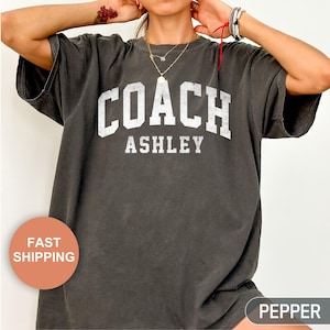 Komfort Farben Benutzerdefiniertes Coach Shirt, personalisiertes Coach T-Shirt mit Namen, Geschenk für Trainer, süßes Coach T-Shirt, Coach Spieltag Shirt, Team Geschenk, Coaches