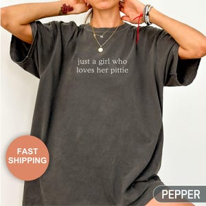 Comfort Colors® Nur ein Mädchen, das sie liebt Pittie Shirt, Pit Bull Mama Shirt, Pit Bull Mama T-Shirt, Geschenk für Hundeliebhaber