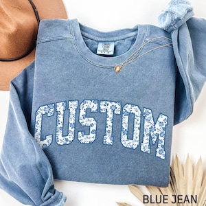 Sweatshirt met bloemenprint Toile Comfort Colors®, aanpasbaar naamshirt, custom jouw tekst bijpassende truien, gepersonaliseerd cadeau voor haar